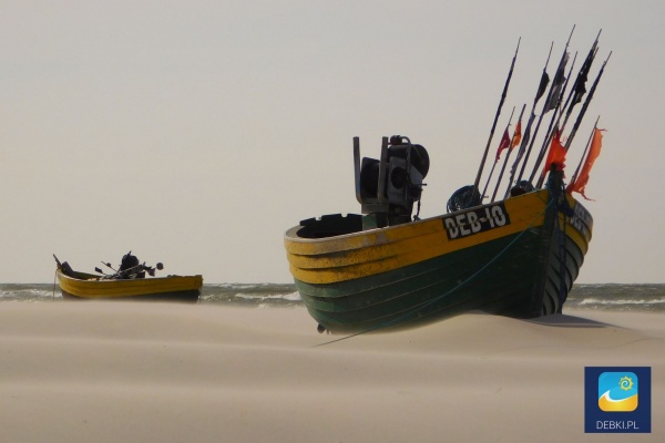 Dębki - łodzie na plaży