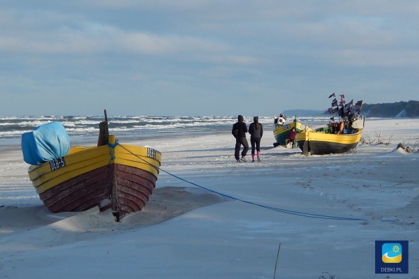 Łodzie rybackie w zimowej scenerii