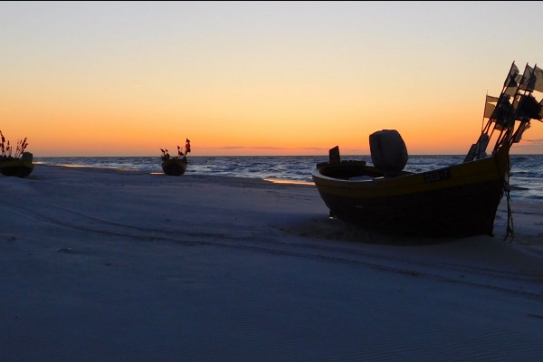 Dębki - łodzie na plaży o zachodzie słońca