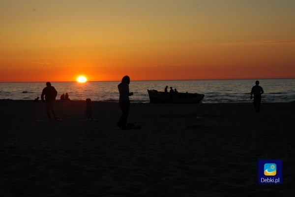 zachód słońca na plaży w Dębkach