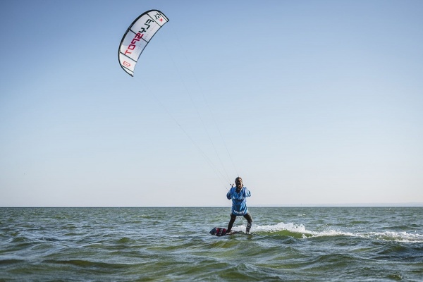 Kitesurfing jest bardzo popularnym sportem w najbliższej okolicy Dębek.