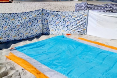 Dla każdego domku udostepniamy koc , parawan ...