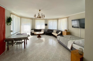 Nr 2: Salon 4-osobowy z wyjściem do ogrodu