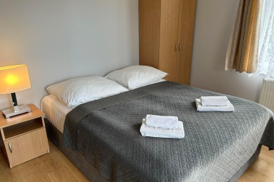 Apartament numer 2 - sypialnia (możliwość rozdzielenia ł&oacute;żka na dwa pojedyncze)