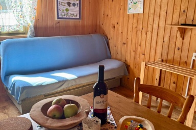 Klasyczna, rozkładana wersalka w pokoju dziennym.