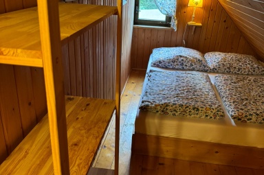 Przestrzeń sypialna dla dorosłych z podw&oacute;jnym ł&oacute;żkiem.