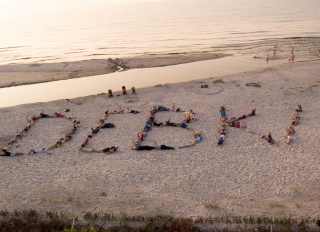 100 osób tworzy napis DEBKI leżąc na plaży. Zrobiliśmy to 08.08.2008 r. :)