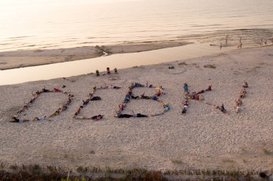 100 os&oacute;b tworzy napis DEBKI leżąc na plaży. Zrobiliśmy to 08.08.2008 r. :)