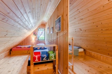 Przestrzeń poddasza z podziałem na strefy sypialne.