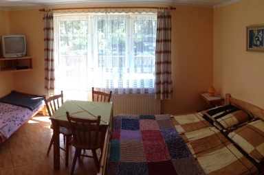 pok&oacute;j 3-osobowy z tarasem