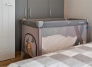 Łóżeczko dla dziecka na wyposażeniu apartamentu