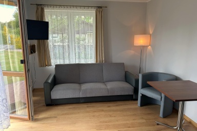 Apartament numer 1 - salon z tarasem z widokiem na plac zabaw