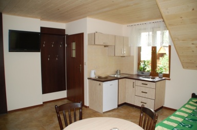 pok&oacute;j 4 osobowy z aneksem kuchennym i łazienką