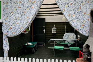 Zadaszona weranda przy domku nr.1 z barierką, dla gości z małym pieskiem