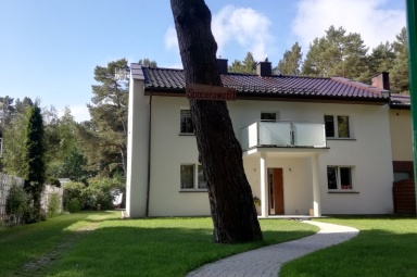 Dom pod Sosną od frontu, ścieżka.