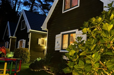 Ośrodek efektownie oświetlony nocą