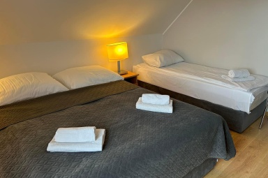 Apartament numer 5 - sypialnia (ł&oacute;żko małżeńskie i pojedyncze)