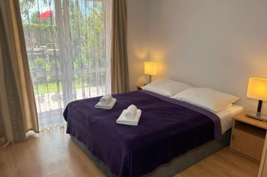 Apartament numer 1 - sypialnia z wyjściem na taras