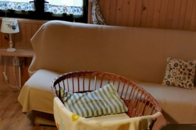 Wiklinowe ł&oacute;żeczko dla dzieci do pierwszego roku życia.