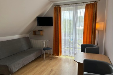 Apartament numer 3 - salon z wyjściem na balkon