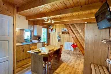 Pok&oacute;j dzienny z aneksem kuchennym i Łazienka.Domek nr.4