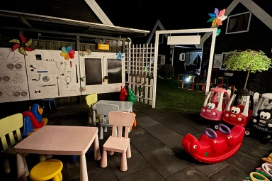 Plac zabaw oświetlony po zmroku