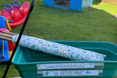 Każdy domek  wyposażony jest w  w&oacute;zek do transportu dzieci i rzeczy na plażę