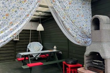 Zadaszona weranda z grillem betonowym przy każdym domku