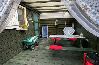 Zadaszona weranda przy kazdym domku .