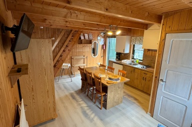 Pok&oacute;j dzienny  z aneksem kuchennym i łazienka .Domek nr.1,2,3