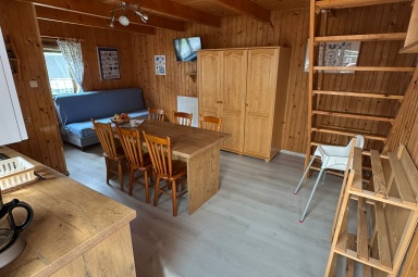 Pok&oacute;j dzienny z aneksem kuchennym w domku nr.1,2,3