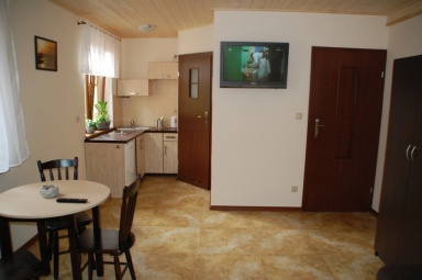 pok&oacute;j 4 osobowy z aneksem kuchennym i tarasem-piętro