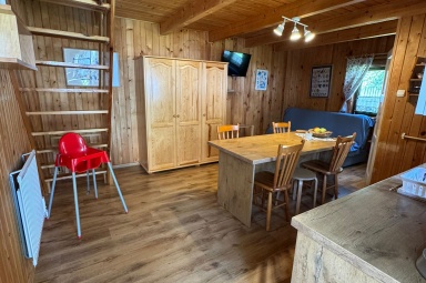 Pok&oacute;j dzienny w domku nr.4 z klasyczną rozkładaną wersalką.