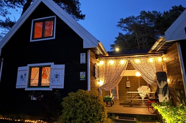 Domek z klimatycznie oświetlona werandą -standart w każdym domku