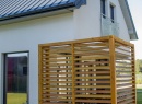 Pergola na tarasie osłania przed wiatrem