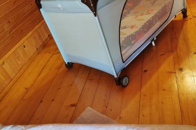 Turystyczne ł&oacute;żeczko dla dzieci do trzeciego roku życia.