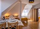Zespół dwóch przejściowych pokoi na piętrze dla 4 osób z aneksem kuchennym oraz balkonem o pow. 36 m2.