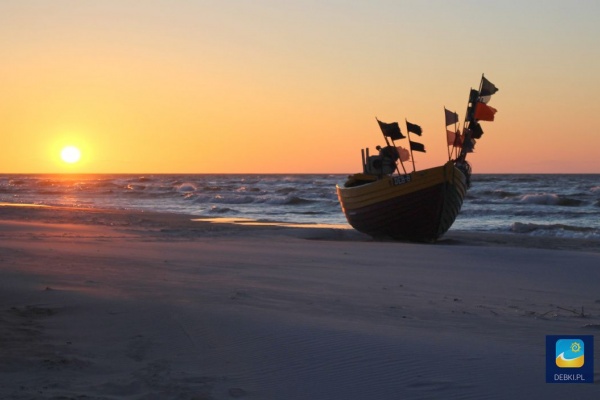 Dębki - łódź rybacka DEB - 8 o zachodzie słońca