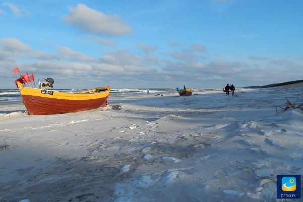 Łodzie rybackie na plaży w Dębkach 24 km od portu we Władysławowie