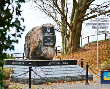 Obelisk Gwiazda Północy w pobliżu plaży w Jastrzębiej Górze.