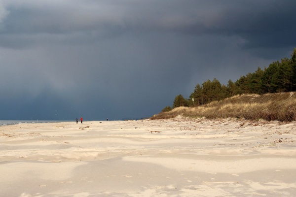 Dębki - szeroka plaża idealna do spacerów