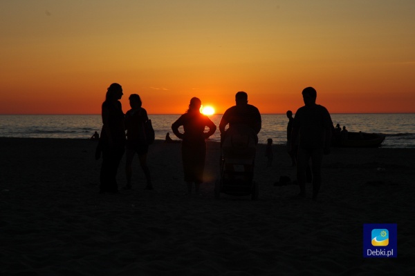 zachód słońca na plaży w Dębkach