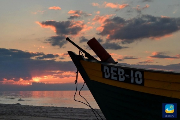 Dębki - łódźrybacka DEB - 10 na plaży o zachodzie słońca
