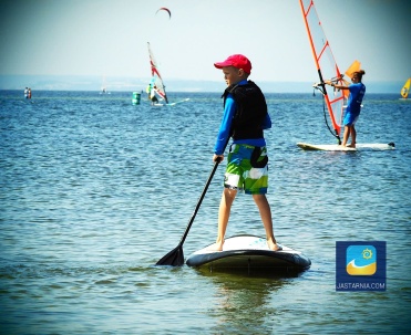 SUP czyli nowoczesny rodzaj surfingu, ostatnio coraz bardziej popularny.