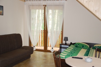 pok&oacute;j 4 osobowy z aneksem kuchennym i tarasem-piętro