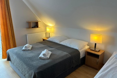 Apartament numer 5 - sypialnia (ł&oacute;żko małżeńskie i pojedyncze)