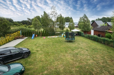 Teren zielony ,miejsca parkingowe