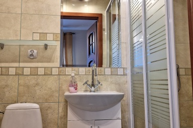 pok&oacute;j 3 osobowy 9 łazienka