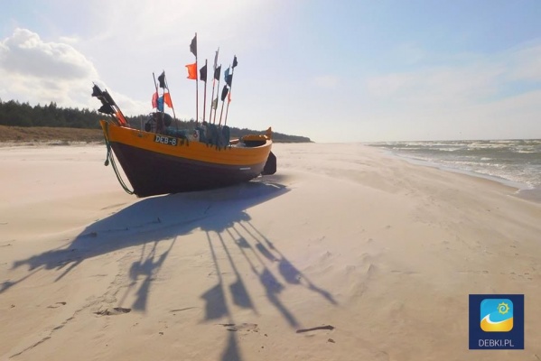 Łódż rybacka DEB - 8 na plaży w Dębkach 8 km od Karwi